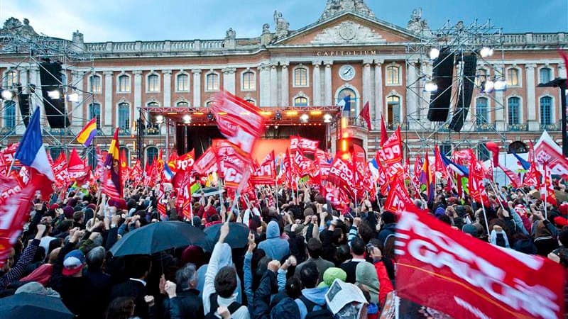 Jean-Luc Mélenchon a emprunté les mots de Jean Jaurès et le ton des grands révolutionnaires jeudi soir sur la place du Capitole à Toulouse pour appeler à affirmer la souveraineté de la France face à l'Europe ou l'Otan, et celle des salariés vis-à-vis des