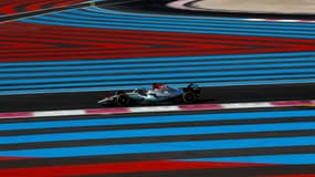 George Russell au milieu des bandes bleues et rouges du circuit du Castellet