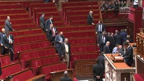 La droite et une partie de la gauche quittent l'hémicycle au moment où Valls prend la parole