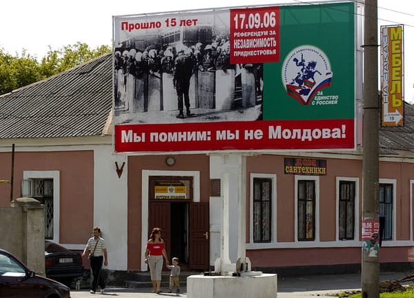"Nous ne sommes pas Moldaves", une affiche faisant référence à la guerre du Dniestr dans les rues du Tiraspol 