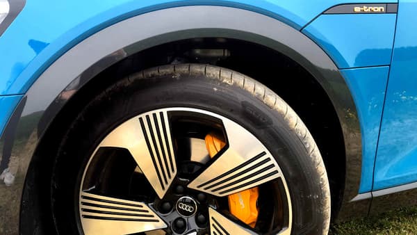 L'e-tron dispose de deux moteurs électriques, un de 125 kW (170 chevaux) à l'avant, et un de 140kW (190 chevaux) à l'arrière, soit un total de 360 chevaux. L'e-tron dispose de deux moteurs électriques, un de 125 kW (170 chevaux) à l'avant, et un de 140kW (190 chevaux) à l'arrière, soit un total de 360 chevaux.