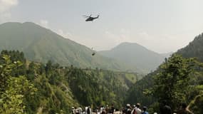 Un hélicoptère tente de secourir les 8 occupants d'une cabine de téléphérique artisanale, bloqués à plus de 300 mètres d'altitude
