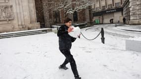 Un garçon porte une boule de neige à Lille, dans le nord de la France, le 17 janvier 2024.