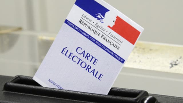 Une carte électorale au-dessus d'une urne