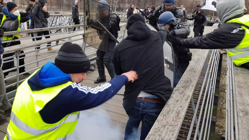 Le boxeur Christophe Dettinger agressant un gendarme, le samedi 5 janvier 2019 à Paris.