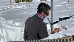 Un technicien du parc national des Écrins effectue des relevés nivologiques pour étudier le manteau neigeux.