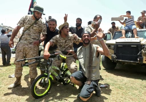 Des combattants loyaux au Gouvernement libyen d’union national (GNA), reconnu par l’ONU, célèbrent la reprise de la ville de Tarhouna, à environ 65 kilomètres au sud-est de Tripoli, aux forces du maréchal Haftar le 5 juin 2020 Des combattants loyaux au Gouvernement libyen d’union national (GNA), reconnu par l’ONU, célèbrent la reprise de la ville de Tarhouna, à environ 65 kilomètres au sud-est de Tripoli, aux forces du maréchal Haftar le 5 juin 2020