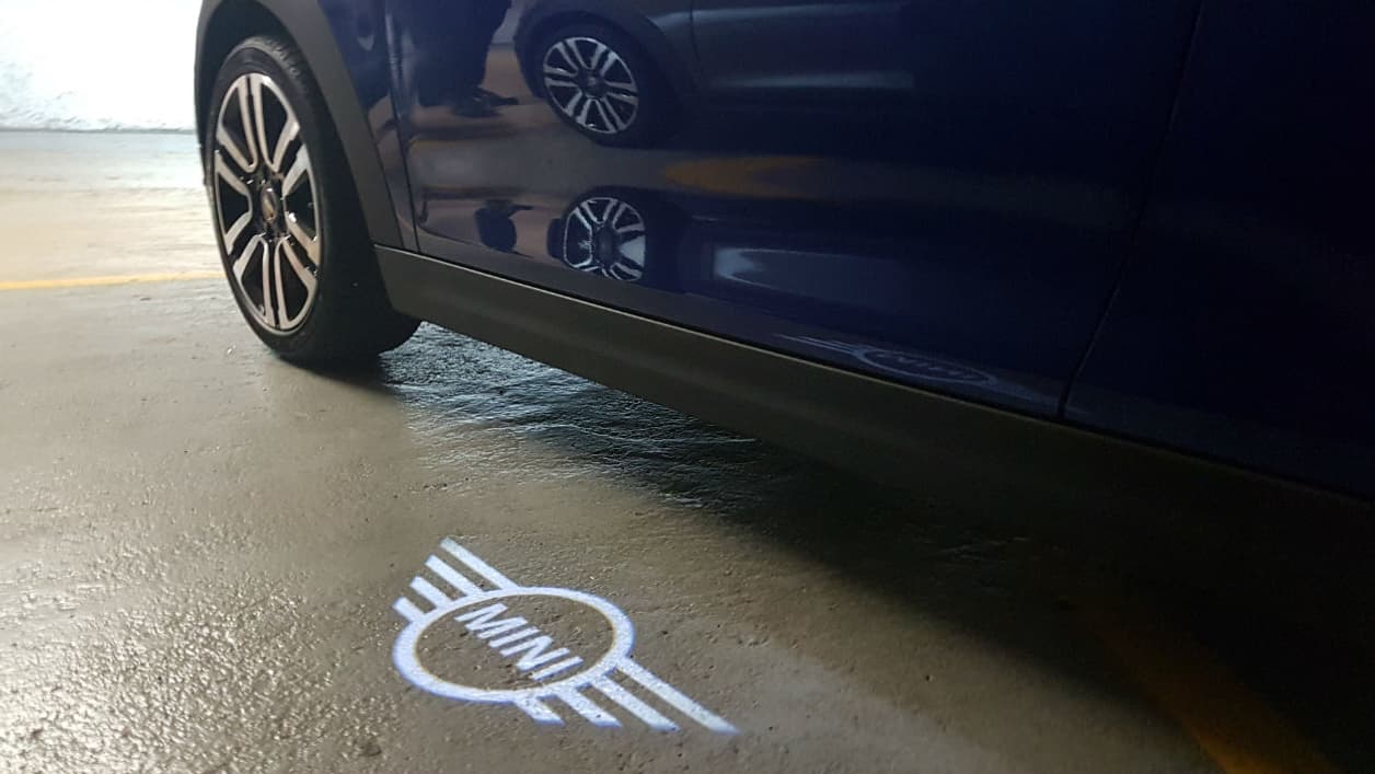 Le projecteur de portière affiche par défaut le logo Mini mais peut aussi être personnalisé.