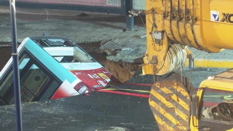 EN VIDÉO - Un trou s'ouvre soudainement en pleine rue en Chine