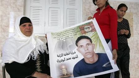 La famille de Mohamed Bouazizi, dont l'immolation par le feu le 17 décembre 2010 en Tunisie est à l'origine d'une vague de soulèvement populaires en Afrique du nord et au Proche Orient. Le Parlement européen a décerné, jeudi à Strasbourg, son prix Sakharo