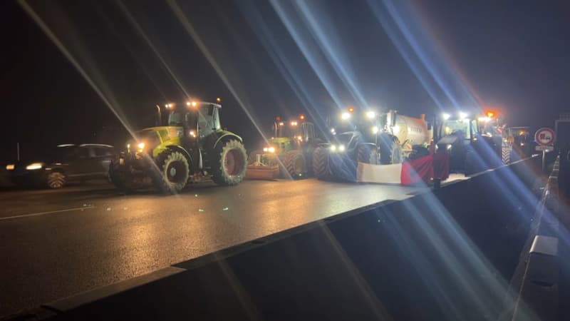 Colère des agriculteurs: des tracteurs bloquent l'autoroute A7 dans les deux sens dans la Drôme