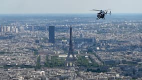 Un hélicoptère survole Paris (illustration).
