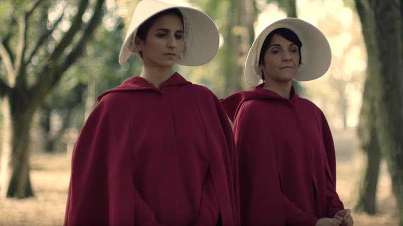 Florence Foresti et Géraldine Nakache dans la parodie de "La servante  écarlate".