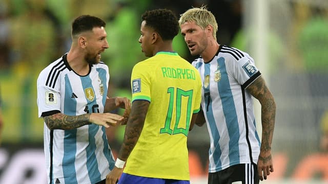 Accrochage entre Rodrygo, Lionel Messi et Rodrigo De Paul lors de Brésil-Argentine (0-1, qualifs Coupe du monde 2026), le 21 novembre 2023