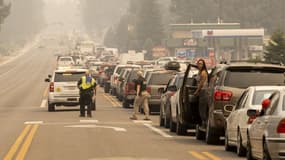 Des files de voitures bloquées dans les bouchons ce lundi, alors que les habitants tentent d'évacuer la rive sud du lac Tahoe en Californie.