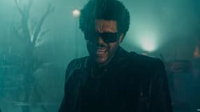 The Weeknd dans le clip de son nouveau single "Dancing in the Flames"