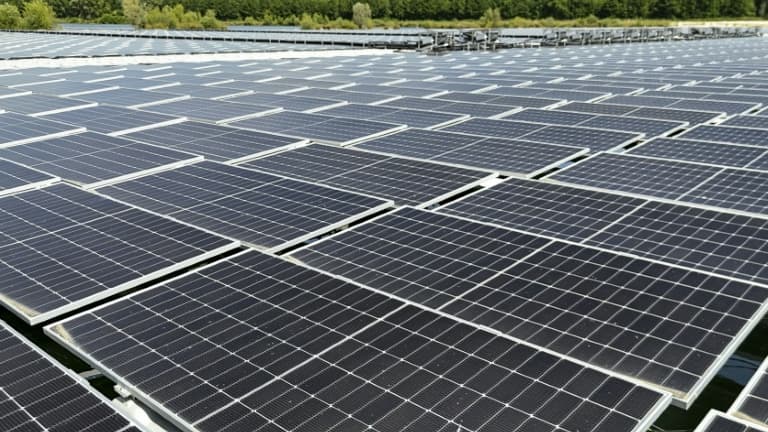 Des panneaux solaires à Perthes, dans le nord-est de la France, le 20 juin 2025