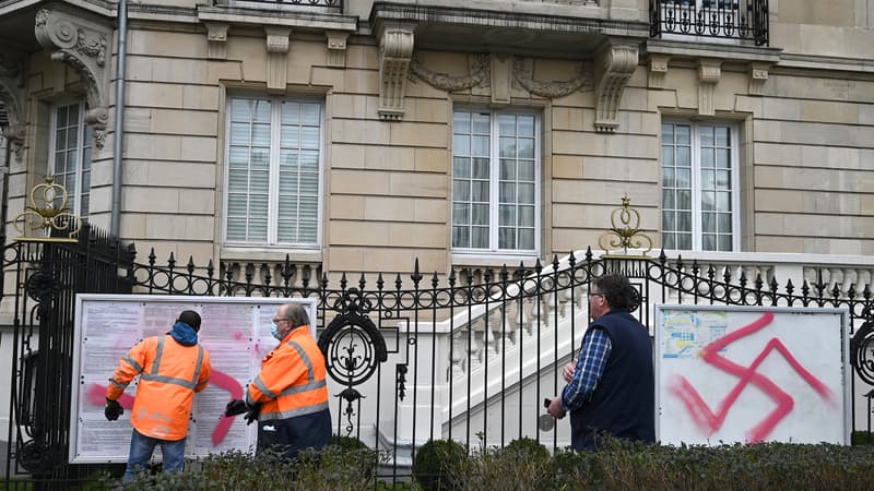 Des croix gammées ont été taguées sur les grilles du consulat russe à Strasbourg au lendemain de l'invasion de l'Ukraine par la Russie, le 25 février 2022