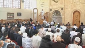 À la mosquée Viala de Marseille, les fidèles sont venus nombreux écouter le prêche de l'imam Mohsen Ngazou.