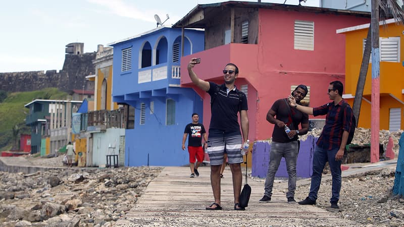 Des touristes à La Perla, quartier pauvre de Porto Rico où a été tourné le clip du tube "Despacito"