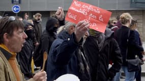 Après le saccage de plusieurs boutiques et banques vendredi soir, une manifestation interdite s'est tenue sans trop d'incidents à Rennes, samedi 3 mai 2016.