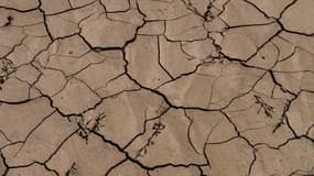 Le sol sec de Oued Tijekht dans le désert du Sahara marocain, près de la ville centrale de Tafraout au Maroc, le 25 avril 2023. (Photo d'illustration)