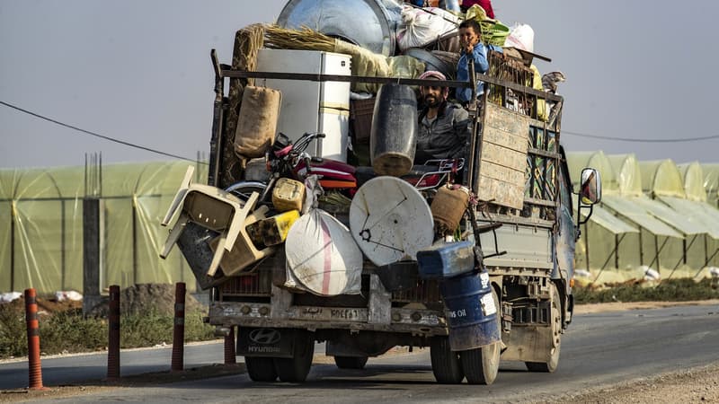 Syriens fuyant la ville de Ras al-Aïn, dans le nord-est de la Syrie, où des combattants Kurdes opposent une résistance à la Turquie