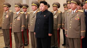 Kim Jong-un avec ses généraux.
