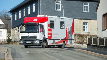 La "Sparkasse" de Kronach-Kulmbach a lancé en 2015 ce concept d'agence itinérante qui a parcourt plus de 20.000 kilomètres par an.