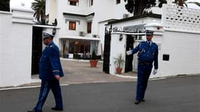 Policiers postés devant la demeure familiale Ben Bella, à Alger. Le président Bouteflika a décrété huit jours de deuil national en hommage à Ahmed Ben Bella, premier président de l'Algérie indépendante, décédé mercredi à l'âge de 96 ans. /Photo prise le 1