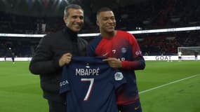 Pauleta a remis à Mbappé le maillot de "Top Scoreur" avant le match PSG-Monaco