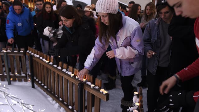 Des anonymes venus déposer des bougies au pied des pistes des Deux-Alpes, jeudi 14 janvier, où trois personnes sont mortes dans une avalanche, la veille. 