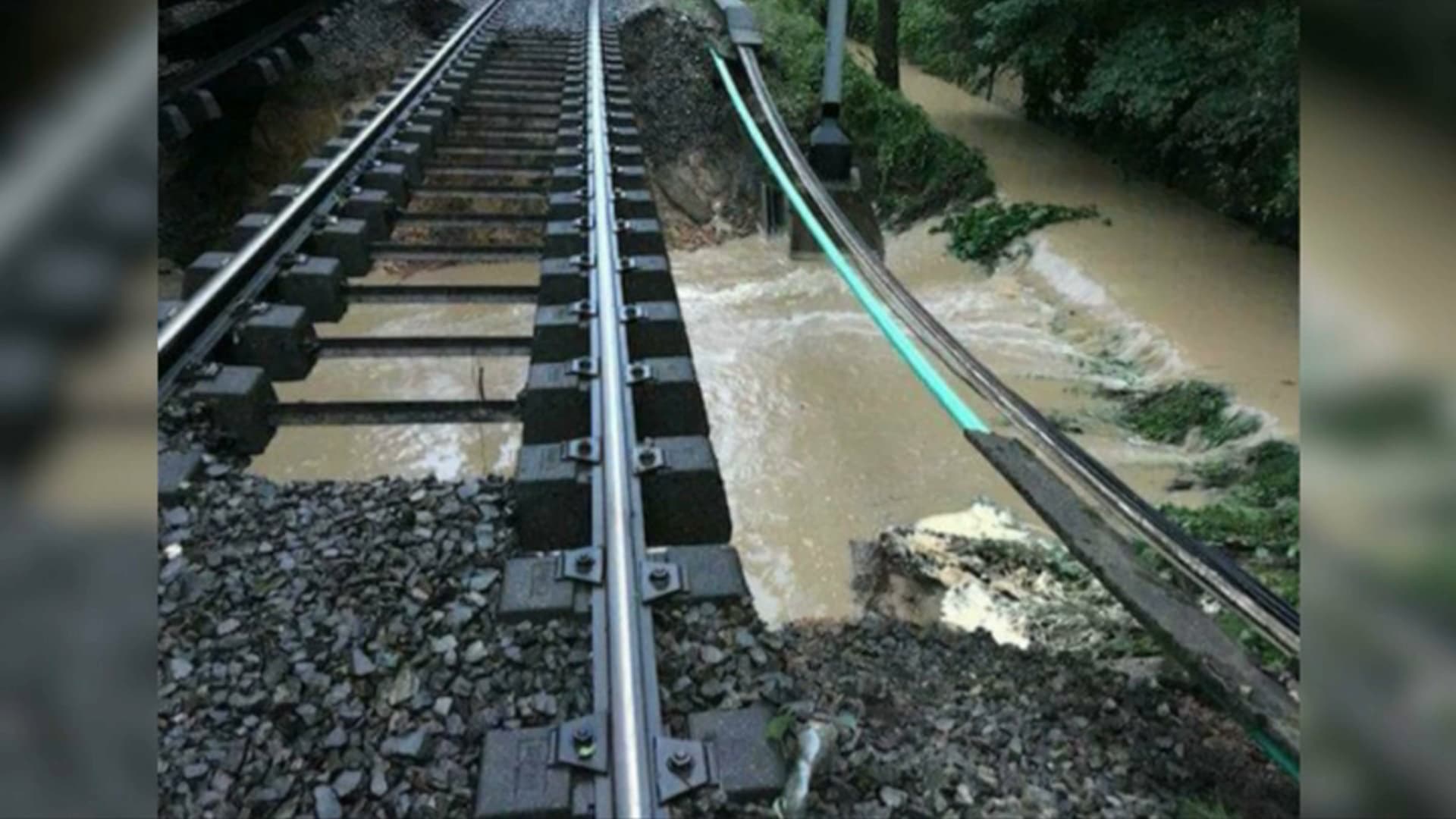 Un talus s'est affaissé sous la voie du RER. 