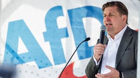 La tête de liste du parti d'extrême droite allemand AfD pour les élections européennes, Maximilian Krah, s'exprime lors d'un événement de campagne pour les prochaines élections européennes à Dresde (Allemagne,) le 1er mai 2024.