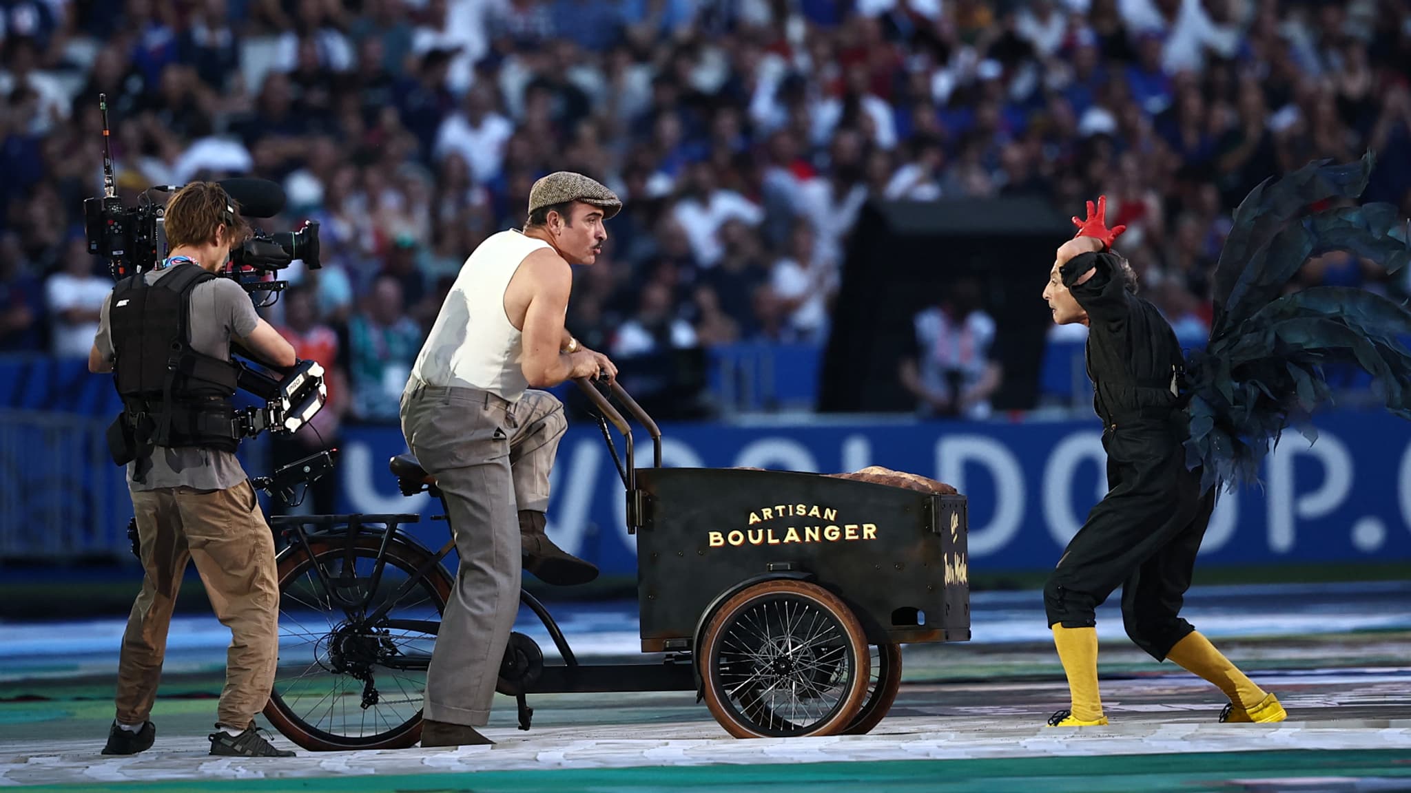 Jean Dujardin et un comédien déguisé en coq lors de la cérémonie d'ouverture de la Coupe du monde de rugby, le 08/09/2023 Jean Dujardin et un comédien déguisé en coq lors de la cérémonie d'ouverture de la Coupe du monde de rugby, le 08/09/2023