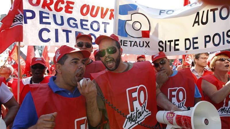 Le syndicat Force Ouvrière (FO) se dit prêt à ouvrir des négociations sur les salaires et les conditions de travail dans le secteur automobile afin de tenter de pérenniser l'avenir de la filière en France. /Photo prise le 25 juillet 2012/REUTERS/Gonzalo F