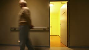 Un patient déambule dans un couloir de l'hôpital Sainte-Anne à Paris (image d'illustration)