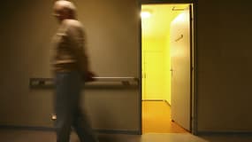 Un patient déambule dans un couloir d'hôpital (image d'illustration)