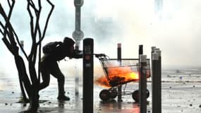 Un manifestant supposé appartenir aux "Black" Blocs", lors d'affrontements en marge d'une manifestation contre l'aéroport de Notre-Dame-des-Landes, à Nantes, en février 2014.