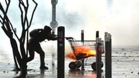 Un manifestant supposé appartenir aux "Black" Blocs", lors d'affrontements en marge d'une manifestation contre l'aéroport de Notre-Dame-des-Landes, à Nantes, en février 2014. 