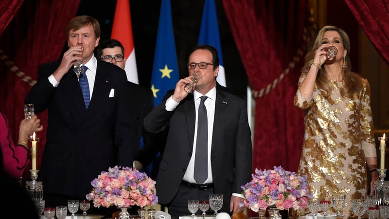 François Hollande lors d'une cérémonie au Palais de l'Elysée, en compagnie de la reine et du roi des Pays-Bas.