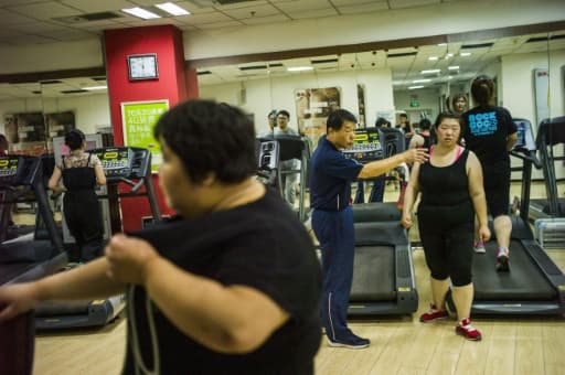 Des personnes obèses dans une salle de sport le 25 mai 2015 à Tianjin en Chine