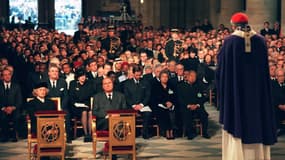 L'intérieur de la cathédrale Notre-Dame-de-Paris le 11 janvier 1996, pour l'hommage à François Mitterrand. Au premier rang, Bernadette et Jacques Chirac