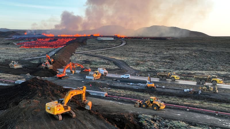 Les services de secours construisent des murs de protection en terre pour dévier la coulée de lave en Islande près de Grindavik, le 14 janvier 2024