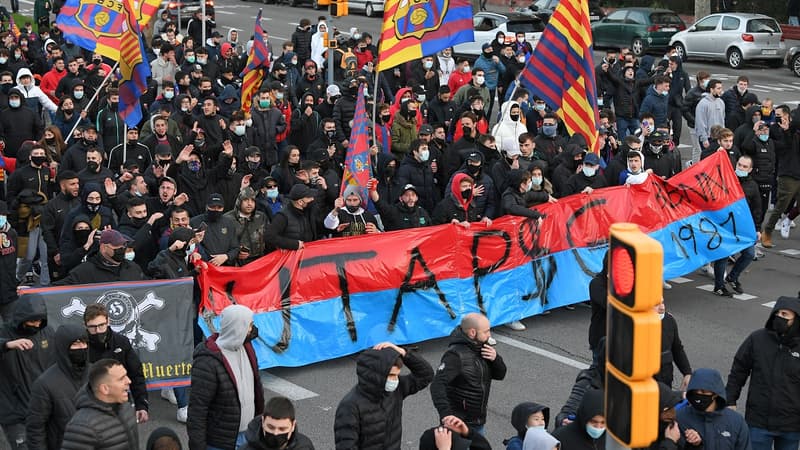 Barça-PSG: des supporters barcelonais chauffent l'ambiance devant le Camp Nou