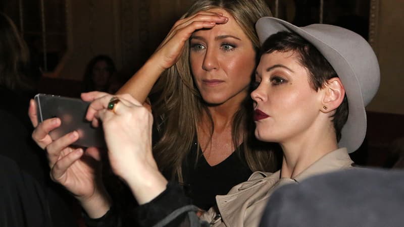 Jennifer Aniston découvre un selfie, lors de la soirée promotionnelle du film "Cake".