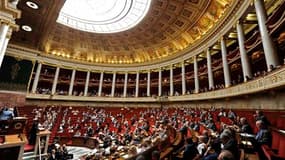 Le Parlement français a procédé mercredi à un vote conforme sur le projet de loi dite "règle d'or" qui prévoit d'inscrire l'équilibre des finances publiques dans la Constitution, une première étape. /Photo prise le 12 juillet 2011/REUTERS/Gonzalo Fuentes