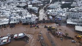Une vue aérienne montre l'étendue des inondations à Naoussa, sur l'île de Paros, en Grèce, le 1er avril 2025.