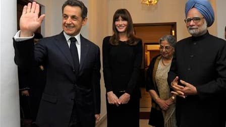 Le Premier ministre indien Manmohan Singh accueille à New Dehli Nicolas Sarkozy et Carla Bruni. Les négociations sur la fourniture à l'Inde de deux réacteurs nucléaires de type EPR par Areva ont enregistré des progrès décisifs et franchi un "point de non