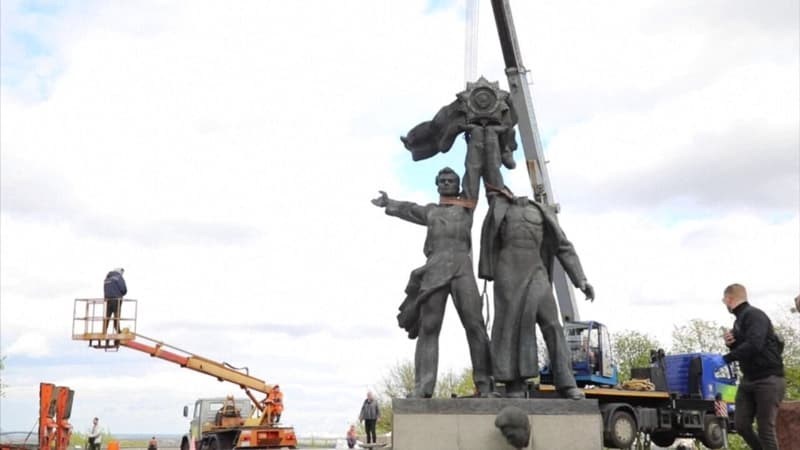 À Kiev, la statue d'un monument dédié à l'amitié entre l'Ukraine et la Russie décapitée